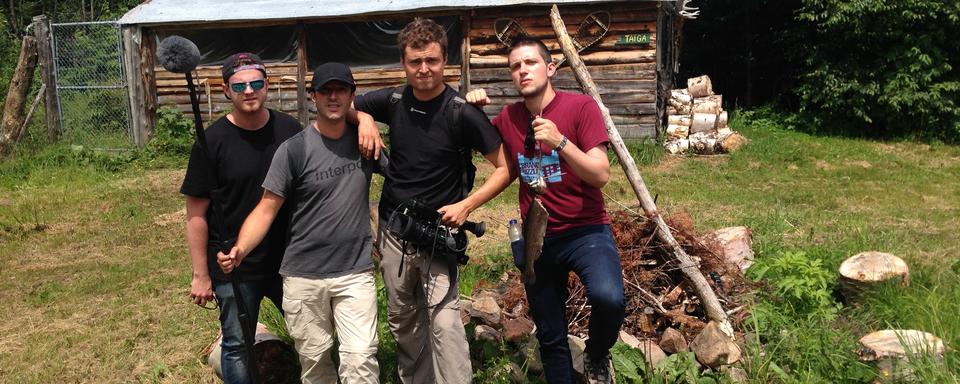 "Very Road Trip" en reportage/survie dans une forêt du Mont-Tremblant, en compagnie d’un poisson mort. Une photo postée également sur Truitter. [RTS]