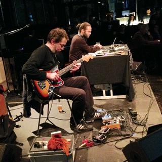 Live électronique de Vincent Hänni (guitare et pédale d'effet) & Rudy Decelière (électronique). [RTS - Martine Béguin]