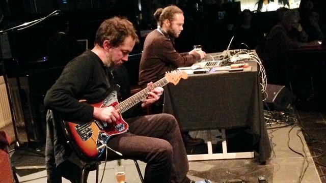 Live électronique de Vincent Hänni (guitare et pédale d'effet) & Rudy Decelière (électronique). [RTS - Martine Béguin]