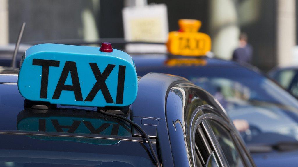 Les taxis bleus, spécificité genevoise, seront supprimés si la nouvelle loi est acceptée par le Grand Conseil le mois prochain. [Keystone - Salvatore Di Nolfi]