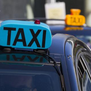 Les taxis bleus, spécificité genevoise, seront supprimés si la nouvelle loi est acceptée par le Grand Conseil le mois prochain. [Keystone - Salvatore Di Nolfi]