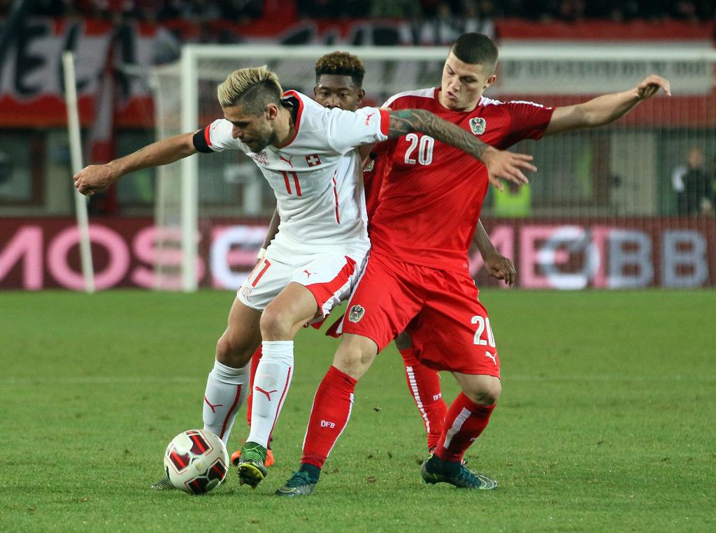 Behrami, ici au duel avec Marcel Sabitzer, a livré une performance de tout premier ordre. [KEYSTONE - Ronald Zak]