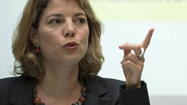 Manon Schick s'exprime sur la politique d'asile, le 13 novembre 2012 à Berne. [Keystone - Peter Schneider]