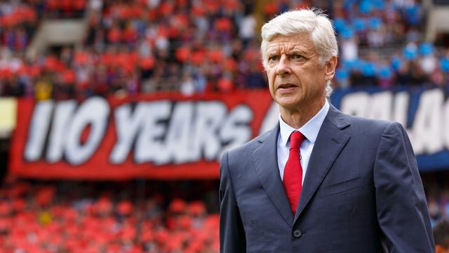 "De plus en plus de clubs avec d’énormes ressources financières et moins de joueurs disponibles", explique le manager d'Arsenal Arsène Wenger. [Backpage Images/DPPI/AFP - Ben Queenborough]