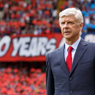 "De plus en plus de clubs avec d’énormes ressources financières et moins de joueurs disponibles", explique le manager d'Arsenal Arsène Wenger. [Backpage Images/DPPI/AFP - Ben Queenborough]