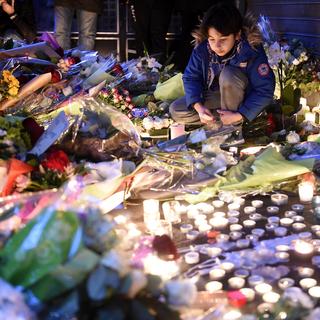 Recueillement à Paris après les attentats. [AFP - Lionel Bonaventure]