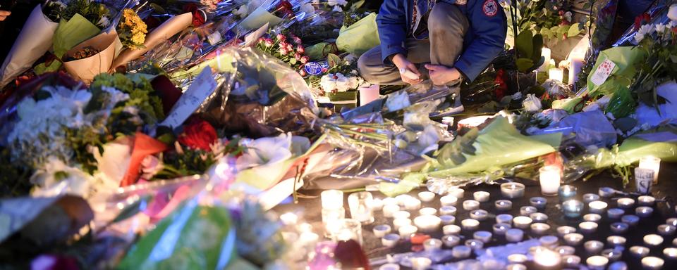 Recueillement à Paris après les attentats. [AFP - Lionel Bonaventure]