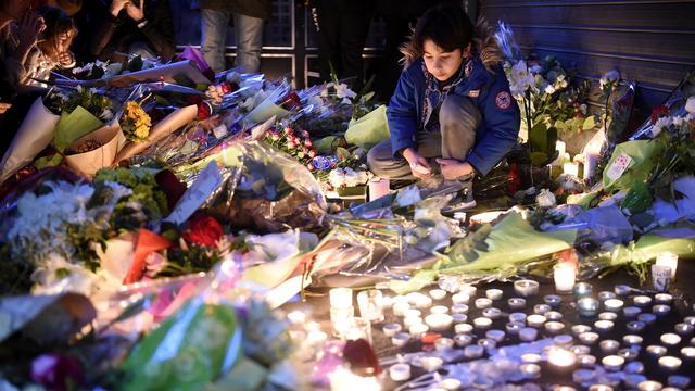Recueillement à Paris après les attentats. [AFP - Lionel Bonaventure]