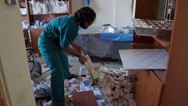 Un membre du personnel de l'hôpital de Tel al-Shehab, en Syrie, tente de récupérer des médicaments après un bombardement en juillet 2015. [Reuters - Alaa Al-Faqir]