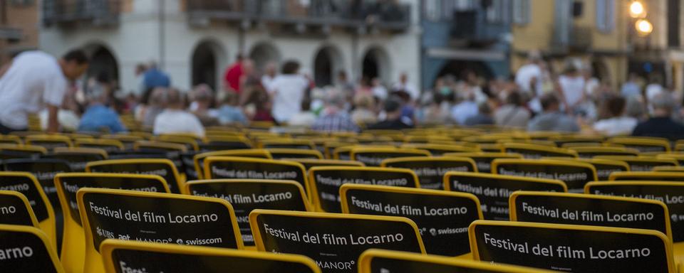 Les sièges de la Piazza Grande attendent les spectateurs. [Keystone - Urs Flueeler]