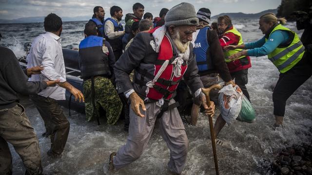 Des migrants arrivent sans discontinuer sur les îles grecques. [key - AP Photo/Santi Palacios]