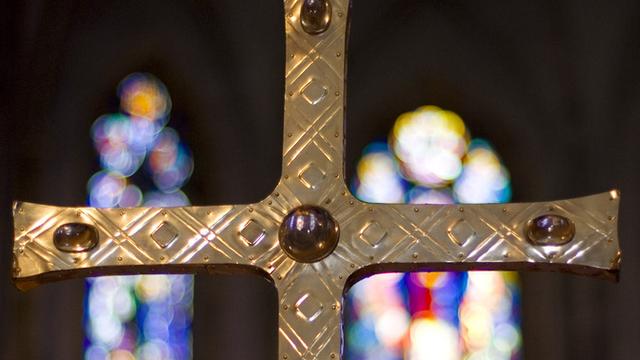 Une croix dans la cathédrale de Sion. [Gaëtan Bally]