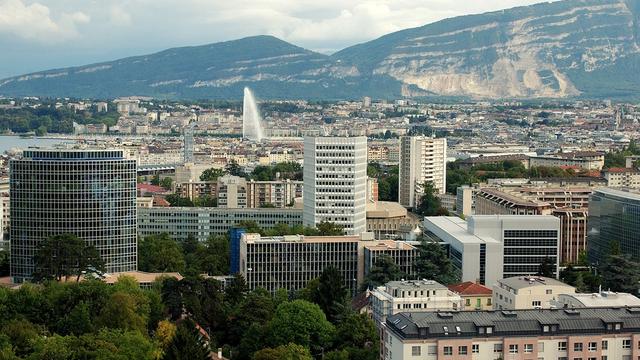 Selon l’étude de l'EPFL, les Genevois ont un profil de mobilité "compactophile", tourné vers la ville. [Keystone - Martial Trezzini]