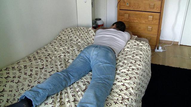 "Carlos" photographié dans sa chambre à Reinach (BL) en 2013 à l'âge de 17 ans. [SRF/Keystone]