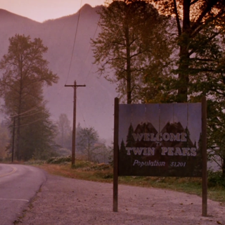 Capture d'écran du générique de la série Twin Peaks, sortie en 1990. [DR]