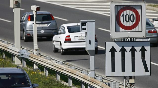 Installation de radars sur l'autoroute A1 sur l'échangeur de Crissier (VD). [Keystone - Laurent Gillieron]