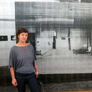 La photographe Maia Gusberti pose devant son travail aux Journées photographiques de Bienne. [RTS - Alain Arnaud]