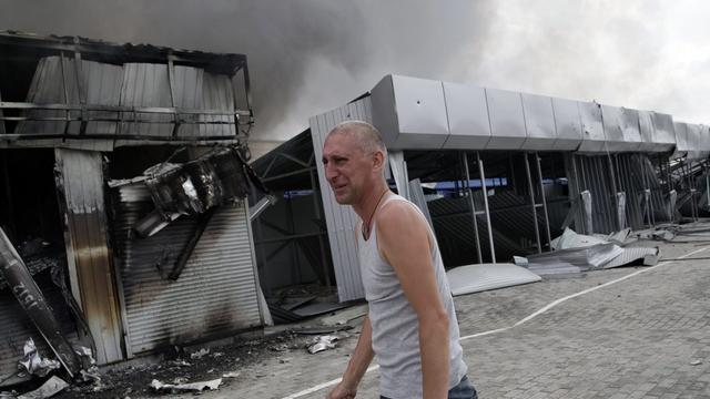 Un homme constate les dégats devant sa boutique détruite dans des combats près de Donetsk, le 3 juin 2015.