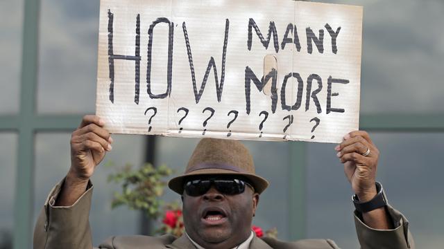 Plusieurs personnes ont manifesté devant la mairie de Charleston. [Chuck Burton]