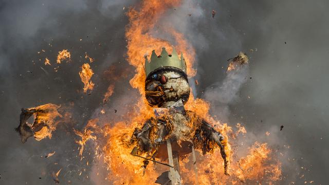 C'est un Böögg très tenace qui a amusé les Zurichois cette année. [Ennio Leanza]