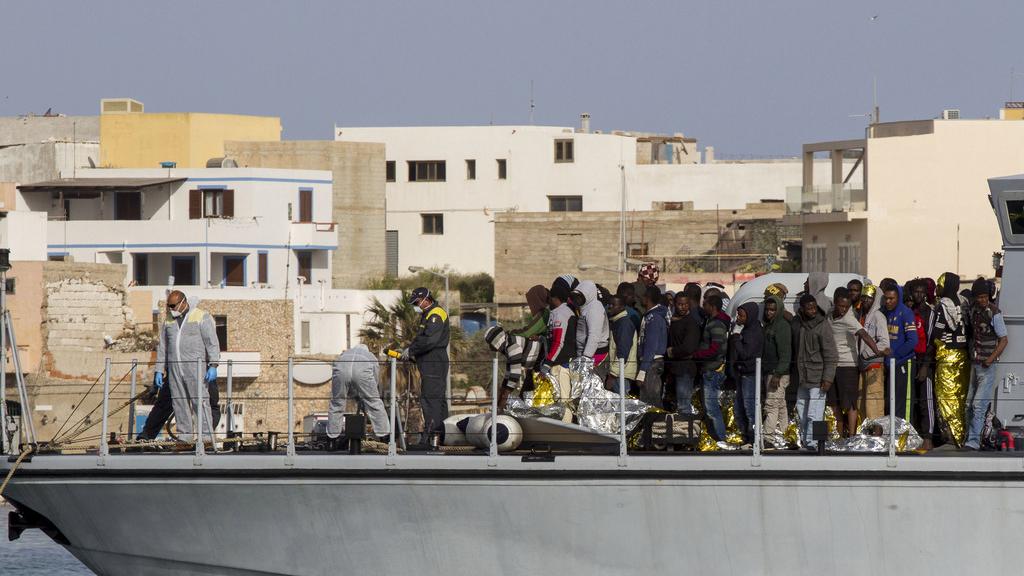 Des migrants africains secourus arrivent sur l'île italienne de Lampedusa. [AP Photo - Mauro Buccarello]