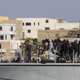 Des migrants africains secourus arrivent sur l'île italienne de Lampedusa. [AP Photo - Mauro Buccarello]
