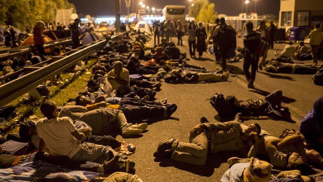 Des migrants dorment sur l'autoroute en Serbie à la frontière avec la Hongrie. [Marko Djurica]