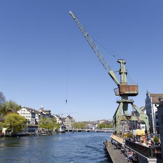 La grue portuaire avait été installée en avril 2014 sur les rives de la Limmat à Zurich. [Steffen Schmidt]