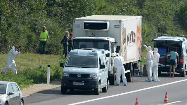 Les enquêteurs se sont affairés toute la journée de jeudi autour et dans le camion. [APA/Keystone - Roland Schlager]