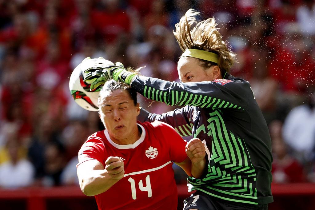 Le match a réservé quelques beaux duels. Ici Gaëlle Thalmann avec Melissa Tancredi. [KEYSTONE - Salvatore Di Nolfi]