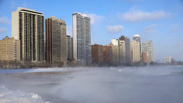 Les bords du lac Michigan à Chicago sont entièrement gelés alors que les températures continuent de descendre. [AP Photo/Kiichiro Sato]