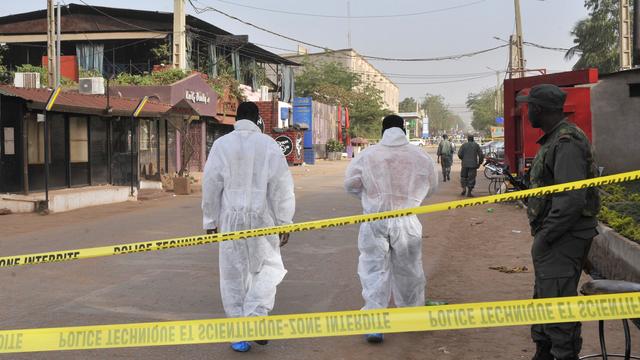 Des enquêteurs se rendent à "La Terrasse", le restaurant de Bamako où a eu lieu l'attaque. [AFP PHOTO - HABIBOU KOUYATE]