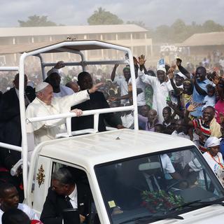 Le pape François salue la foule à l'occasion de sa visite à la mosquée centrale de Bangui. [Jérôme Delay]