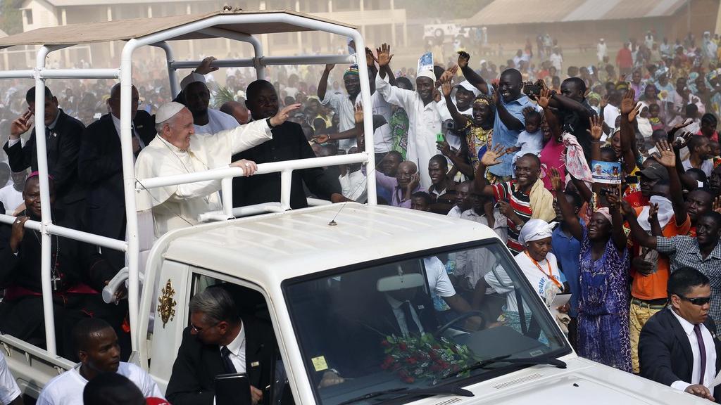 Le pape François salue la foule à l'occasion de sa visite à la mosquée centrale de Bangui. [Jérôme Delay]