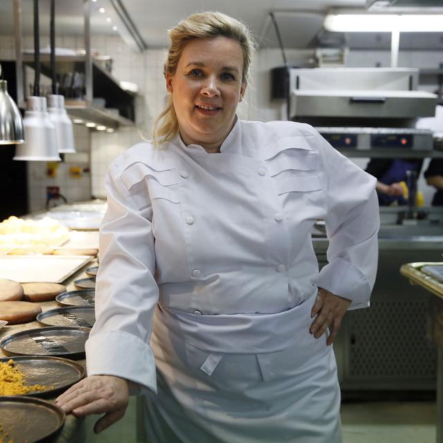 Hélène Darroze dans les cuisines de son restaurant de Paris. [AFP - Patrick Kovarik]