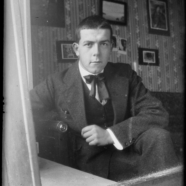 Autoportrait de Gustave Roud. [Musée Eugène Burnand - Fonds BCU/Lausanne, C.-A. Subilia.]