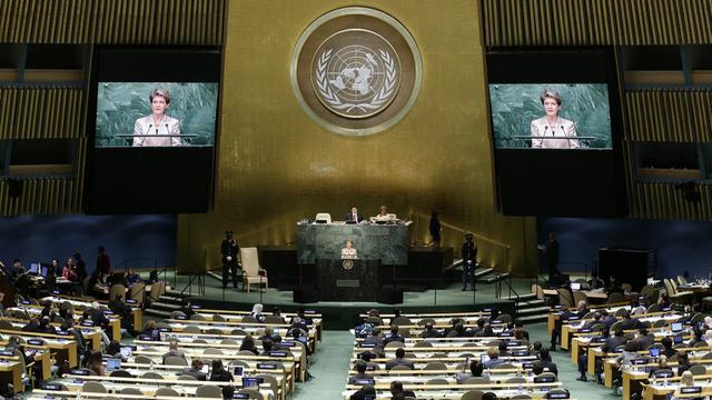 Lundi 28 septembre: la présidente de la Confédération Simonetta Sommaruga à la tribune de l'ONU à New York. [EPA/Jason Szenes]