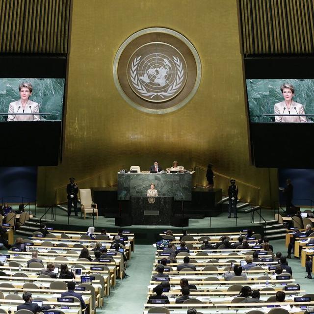 Lundi 28 septembre: la présidente de la Confédération Simonetta Sommaruga à la tribune de l'ONU à New York. [EPA/Jason Szenes]