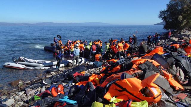 Des migrants à leur arrivée sur l'île grecque de Lesbos, le 3 novembre 2015. [EPA/Keystone - Stratis Balaskas]