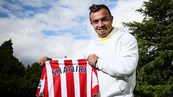 11 août, Stoke-on-Trent: Xherdan Shaqiri signe un contrat de 5 ans avec Stoke City. L'international suisse espère se relancer en Angleterre après un court passage à l'Inter Milan. [Twitter Stoke City]