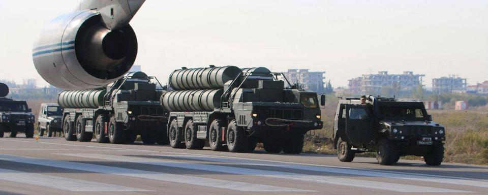 Matériel des forces russes sur l'aéroport de Lattaquié, 26.11.2015. [AFP - Russian Defence Ministery]