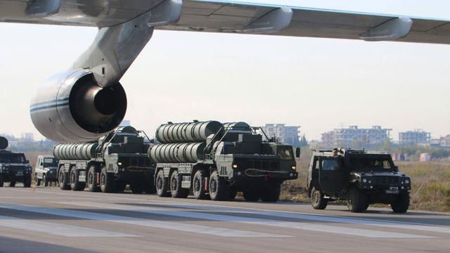 Matériel des forces russes sur l'aéroport de Lattaquié, 26.11.2015. [AFP - Russian Defence Ministery]