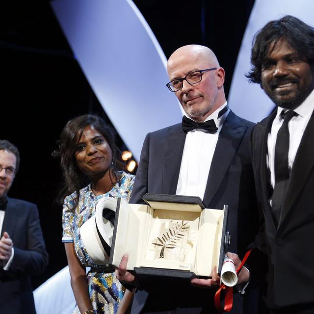 Jacques Audiard entouré des acteurs sri-lankais de son film primé "Dheepan". [EPA /Keystone - Sébastien Nogier]