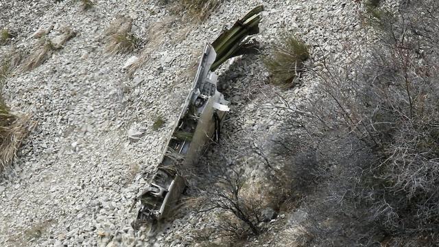 Un débris de l'airbus A320 de Germanwings qui s'est écrasé dans les Alpes françaises. [EPA/Keystone - Guillaume Horcajuelo]
