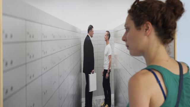 Une femme devant une des oeuvres des photographes Paolo Woods et Gabriele Galimberti. [AFP - Boris Horvat]