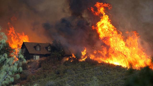 Au total, d'après un calcul de l'AFP, ces 21 incendies avaient détruit dimanche matin près de 500 km2. [Justin Sullivan/Getty Images]