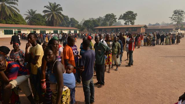 De longues files d'attente se sont formées devant les bureaux de vote, ici, à Bangui. [AFP - Issouf Sanogo]