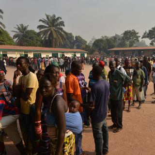 De longues files d'attente se sont formées devant les bureaux de vote, ici, à Bangui. [AFP - Issouf Sanogo]