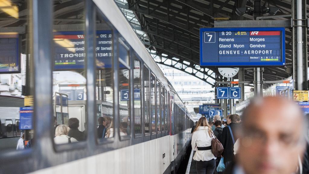 Un panneau d'affichage annonce un retard entre Lausanne et Genève-Aéroport. [Keystone - Yannick Bailly]