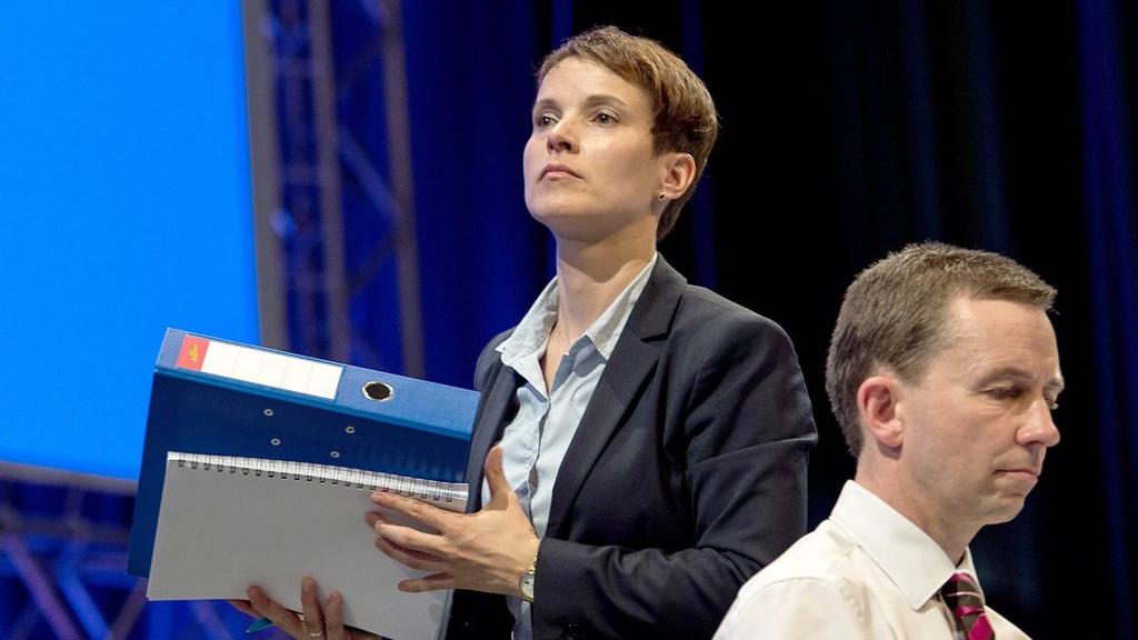 epa04830423 Alternative for Germany (AfD) party chairman Bernd Lucke (R) and his deputy Frauke Petry (L) on the podium at the AfD party convention in Essen, Germany, 04 July 2015. AfD is holding their two-days party convention in the light of a row for the party's leadership between Lucke and Petry. EPA/FEDERICO GAMBARINI [EPA/FEDERICO GAMBARINI]